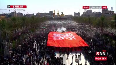 پرچم سرخ خونخواهی رهبر شهید ایران، بر فراز دستان زائران اربعین حسینی در بینالحرمین