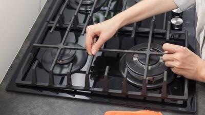  با این روش چدن های گاز به راحتی تمیز میشه