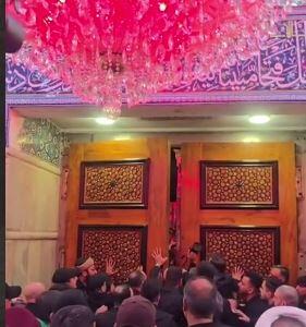  لحظات رسیدن پیکر رهبر شهید انقلاب به ضریح مقدس حضرت سیدالشهدا(ع)