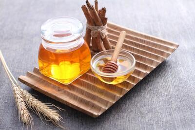 ماسک عسل و دارچین؛ راهکاری طبیعی برای درمان آکنه و بستن منافذ پوست