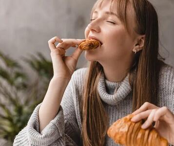 چگونه پرخوری عصبی و اضافهوزن خود را کنترل کنیم؟