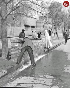 عکس/ رهگذران در خیابان حسنآباد تهران در دهه ۴۰