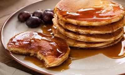  طرز تهیه پنکیک با شیره انگور؛ صبحانه‌ای سالم و انرژی‌بخش