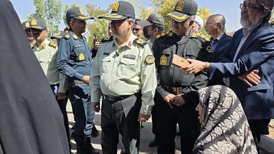 سرقت های طلایی مادر هفت تیرکش با پسر12 ساله اش / پیرزنان را سوار ماشین می کرد و با کلت کمری تهدیدشان کردند