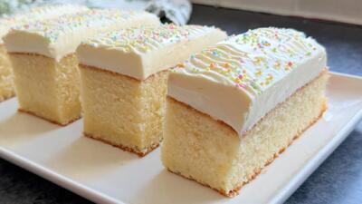  طرز تهیه کیک وانیلی با کرم پنیری؛ عصرانه ای ساده و خوشمزه