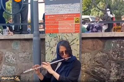 مطربی خیابانی؛ هنرمندی این خانم در کنار غم پدر که بالا ایستاده شهر را ماتم زده کرد