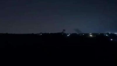 یک گلوله توپ اسرائیلی در نزدیکی یک ساختمان مسکونی در روستای هنیه در جنوب لبنان در حال حرکت در آسمان است