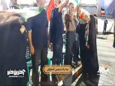  به نشان نظامی ایستادین!