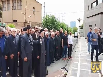  اقامه نماز بر پیکر ابوالقاسم قاسم زاده توسط سید محمد خاتمی
