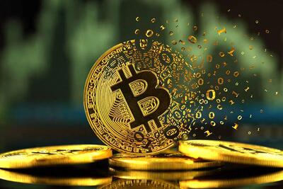 بیتکوین امروز چند شد؟؛ کاهش قیمت بزرگترین رمزارز جهان + جدول قیمت اتریوم / دارندگان بیتکوین بخوانند؛ بازار وارد فاز جدید شد؟ / قیمت لحظهای BTC و ETH در ۱۵ مرداد ۱۴۰۵