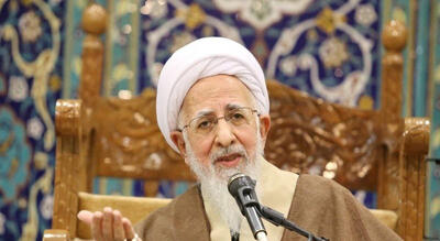 آیت‌الله جوادی آملی: با کسی که عامداً وحدت اسلامی را به هم می‌زند، مبارزه کنید حتی عمامه بر سر او باشد!