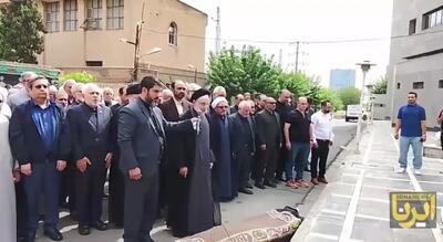  اقامه نماز بر پیکر ابوالقاسم قاسم زاده توسط سید محمد خاتمی+ فیلم