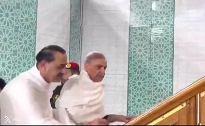 ورود نخستوزیر و فرمانده ارتش پاکستان به داخل خانه خدا +ویدئو