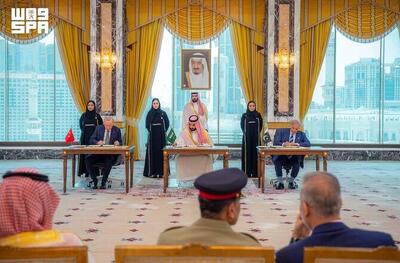  نماز جماعت سران ترکیه، عربستان و پاکستان + عکس / بن‌سلمان، شهباز شریف و اردوغان پیش از امضای پیمان دفاع مشترک نماز خواندند