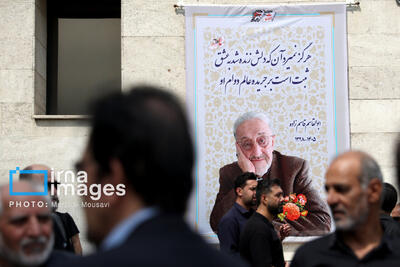  سیدمحمد خاتمی بر پیکر روزنامه‌نگار قدیمی نماز خواند/ عکس