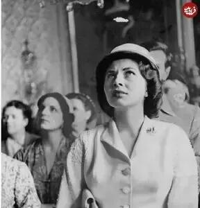 ثریا اسفندیاری در کاخ گلستان تهران؛ سال ۱۳۳۰