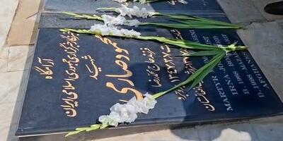  گلباران مزار خبرنگار شهید محمود صارمی در بروجرد