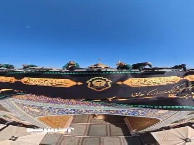 نمایی متفاوت از رونمایی از کتیبه عزا بر ایوان طلای حرم مطهر رضوی همزمان با ایام دهه آخر ماه صفر