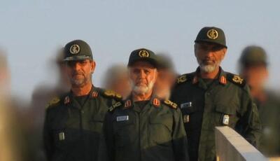  تصویر سرداران شهید رشید و تنگسیری در کنار فرمانده نیروی دریایی سپاه