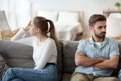 وقتی همسرتان سکوت میکند، این واکنش اشتباه است
