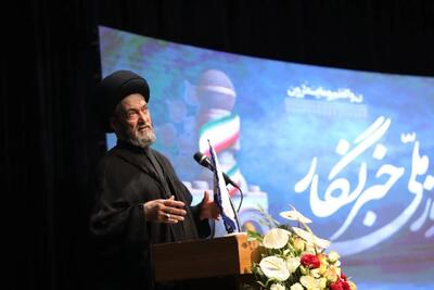  آیت‌الله عاملی: خبرنگاران راویان حقیقت و خط مقدم مقابله با جنگ روانی دشمن هستند