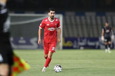رضا شکاری آبیپوش شد و در تهران ماند
