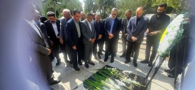  غبارروبی مزار خبرنگار شهید «محمود صارمی» در بروجرد