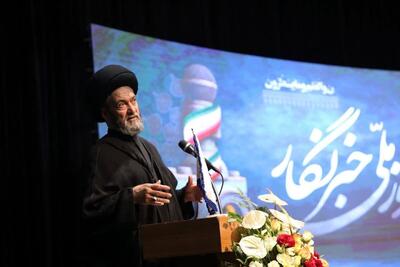  امام جمعه اردبیل: خبرنگاران راوی حقیقت جامعه باشند