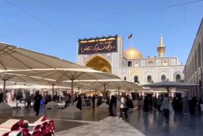 فیلم/ نصب کتیبه‌های شهادت امام رضا(ع) در حرم رضوی
