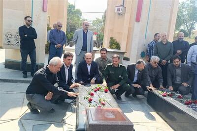 تجدید میثاق اصحاب رسانه همدان با شهدا در روز خبرنگار - تسنیم