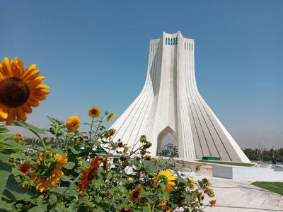میدان آزادی؛ لنگرگاه تاریخی در میان شلوغی شهر