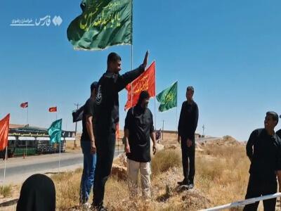  فیلم/ پرچم ایران بر روی دستان زائران پیاده امام رضا(ع)