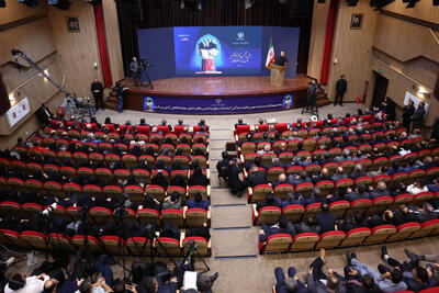 انتقاد پزشکیان از پرداخت حقوق اندک به نخبگان و دانشمندان جوان