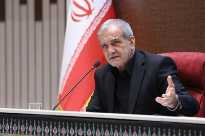  پزشکیان: [مذاکره کنندگان] در حال گفت‌و‌گو هستند تا انشاالله مسیر را پیش ببریم/ نقض‌ها در هر تفاهم‌نامه‌ای رخ می‌دهد / اصولا باید یک تیم درست می‌شد که در صورت نقض تفاهم‌نامه آن را حل می‌کرد؛ نه اینکه که دعوا کنند/ حالا باید ببینیم که به چه شکلی باید حل بشود یا نشود؛ [اکنون] در مذاکرات عمان دارند روی آن کار می‌کنند؛ انشاالله به جایی برسیم که از وضعیت نه جنگ نه صلح خارج شویم