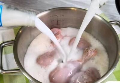  مرغ را این‌بار با دوغ ترشِ گازدار بپزید؛ انفجار طعم ها