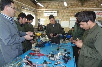 استاندار کرمانشاه: توسعه هنرستانهای جوار صنعت با جدیت دنبال شود