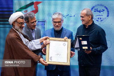 اعطای کارت عضویت افتخاری جهاددانشگاهی به رئیسجمهور/ تقدیر رئیس این نهاد از دکتر پزشکیان