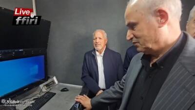 ویدیو| افتتاحیه پر سر و صدای فدراسیون برای رونمایی از VAR سیار/ حضور مهدی تاج در ون - پارس فوتبال