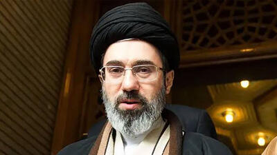  انتشار اولین فیلم از آیت الله سید مجتبی خامنه‌ای رهبر انقلاب در جمع روحانی ها  / چقدر خاکی و صمیمی