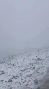  بارش برف تابستانی بر قله دماوند + ویدئو