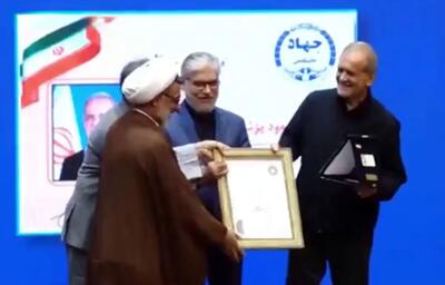 شوخی جالب رئیس جمهور با جهاد دانشگاهی