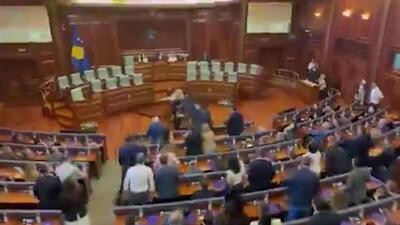  رهبر حزب حاکم کوزوو در پارلمان مورد حمله تخم مرغ قرار گرفت
