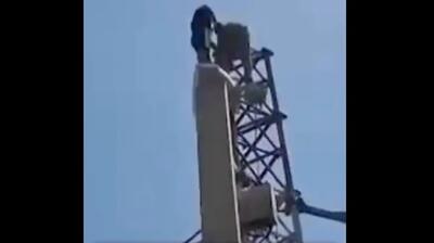 نجات دو کارگر از بالای برج ارتباطی در بغداد