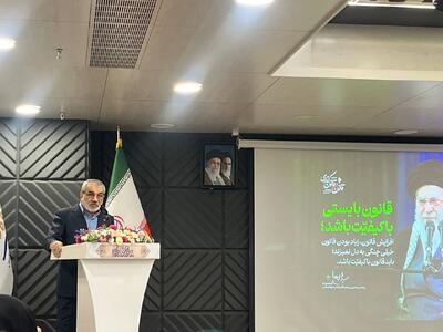 اگر کسی شاخص انقلابی بودن را می خواهد بداند، باید به میزان رعایت قانون اساسی توجه کند