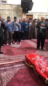 سینه زنی رهبر انقلاب در مراسم تشییع فرزند آیتالله استادی+ ویدیو