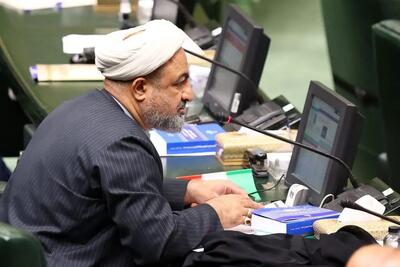 حمید رسایی: مگر منصوب رئیس جمهور میتواند مجلس را تعطیل کند؟! جایگاه حقوقی دبیر شورای عالی امنیت ملی در جایگاهی نیست که بتواند مجلس را تعطیل کند / نایب رئیس مجلس: مصوبات شعام پیش از ابلاغ به استحضار رهبر انقلاب میرسد اما در نهایت با امضای دبیر شعام ابلاغ میشود / ما سر هر موضوع و مصوبهای نمیپرسیم آیا به استحضار رهبر انقلاب رسیده است یا خیر؟
