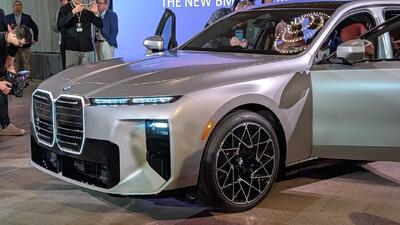 فناوریهای کلاس جدید | پرچمدار سری ۷ جدید BMW با یک صفحه سینمایی برای سرنشینان