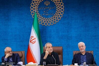 پزشکیان در نشست با دبیران کل احزاب و فعالان سیاسی: نقشه دشمن برای فروپاشی کشور دیگر صرفاً یک نقشه نظامی نیست؛ آنها بر ایجاد اختلاف از درون و تشدید شکافها حساب باز کردهاند/همه کسانی که در این آب و خاک زندگی میکنند، خودی هستند؛ با همه منصفانه برخورد کنیم