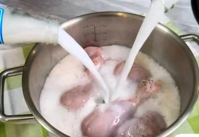  مرغ را این‌بار با دوغ ترشِ گازدار بپزید