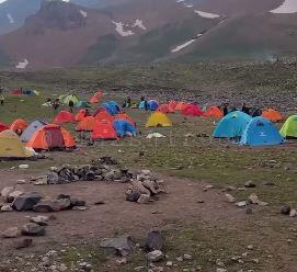 انباشت زباله در مسیر صعود به «علم کوه» توسط کوهنوردان